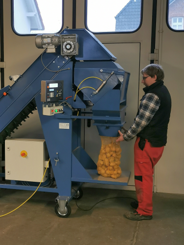 Füllen von Raschelsäcken